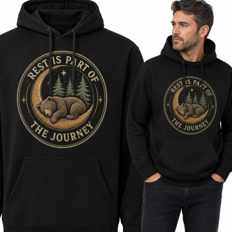 Bluza męska z kapturem - śpiący niedźwiedź na księżycu „Rest is part of the journey”