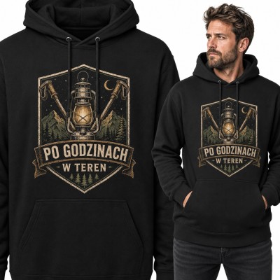 Bluza męska z kapturem „Po godzinach w teren” - lampa naftowa i kijki trekkingowe dla turysty