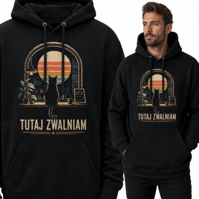 Bluza męska z kapturem - kot w oknie kawiarni „Tutaj zwalniam” w stylu retro