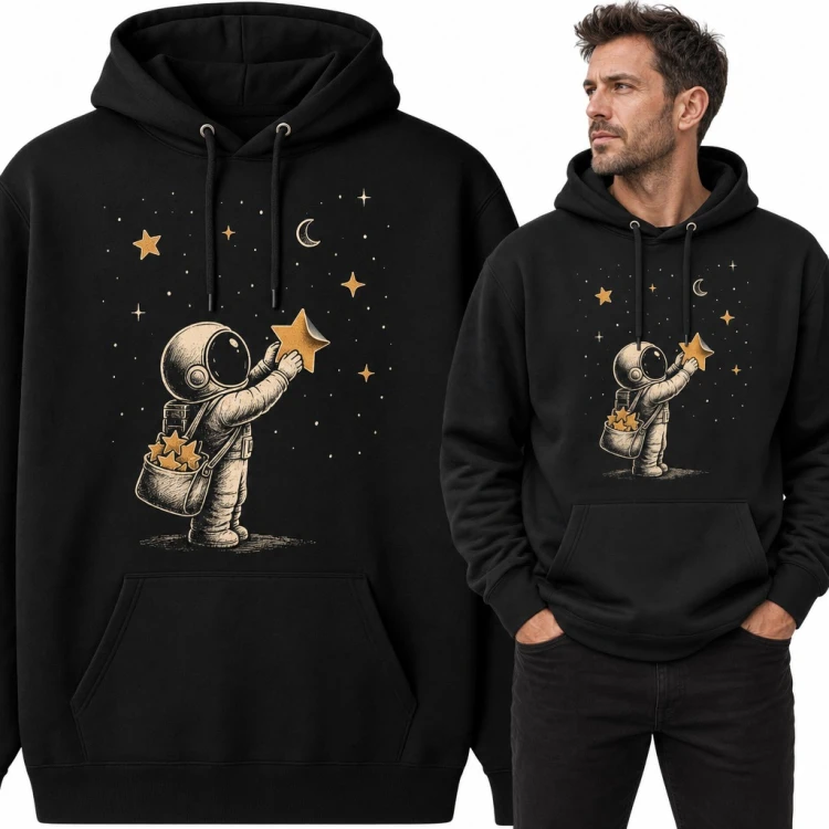 Bluza męska z kapturem - astronauta zbierający gwiazdy do torby