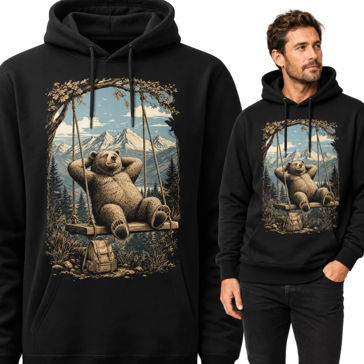 Bluza męska z kapturem - niedźwiedź na huśtawce na tle gór dla turysty