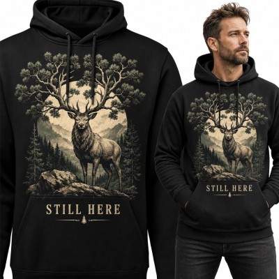 Bluza męska z kapturem - jeleń z porożem z sosen i napis „Still here”