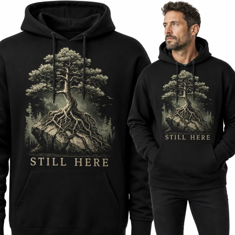 Bluza męska z kapturem - stara sosna z korzeniami na skale i napis „Still here”