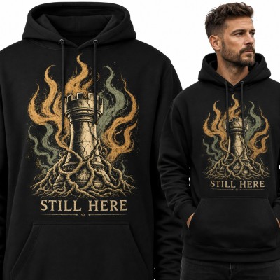 Bluza męska z kapturem - pękająca wieża szachowa w ogniu „Still Here” dla szachisty