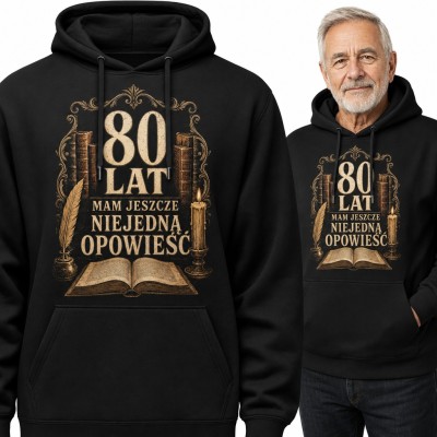 Bluza męska z kapturem na 80 urodziny - „80 lat mam jeszcze niejedną opowieść” z księgami i świecą