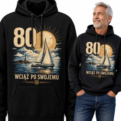 Bluza męska z kapturem na 80 urodziny - „Wciąż po swojemu” z jachtem dla żeglarza
