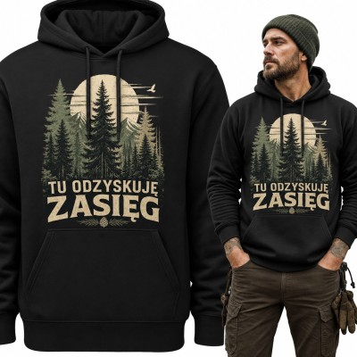 Bluza męska z kapturem - leśny pejzaż z górami i napisem „Tu odzyskuję zasięg”