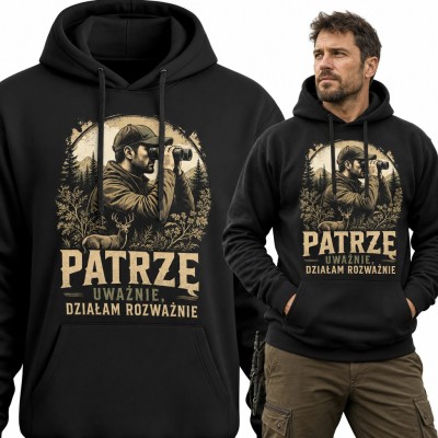 Bluza męska z kapturem - myśliwy z lornetką i jeleń „Patrzę uważnie, działam rozważnie”
