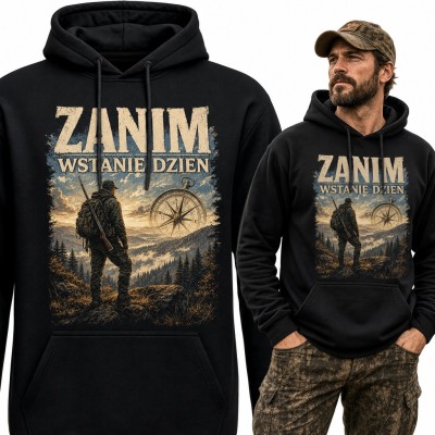 Bluza męska z kapturem - „Zanim wstanie dzien” myśliwy o świcie nad lasem