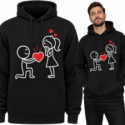Bluza męska z kapturem - ludzik na kolanie wręcza serce dziewczynie