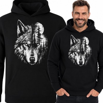 Bluza męska z kapturem - wilk z lasem świerkowym i księżycem w pełni
