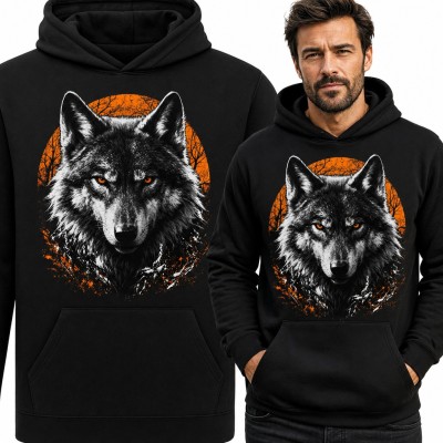 Bluza męska z kapturem - wilk z bursztynowymi oczami na tle pomarańczowej tarczy z lasem