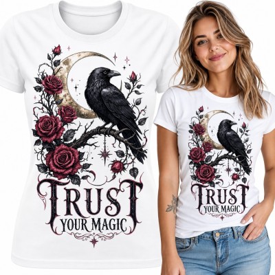 Koszulka damska z krukiem, różami i półksiężycem „Trust your magic”