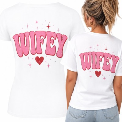 Koszulka damska „Wifey” w różowym stylu retro z sercem - duży nadruk na plecach
