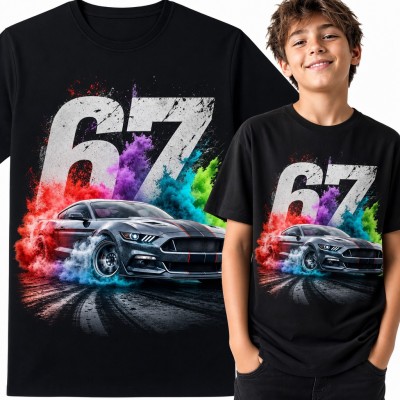 Koszulka chłopięca „67” - sportowe auto w driftowym kolorowym dymie