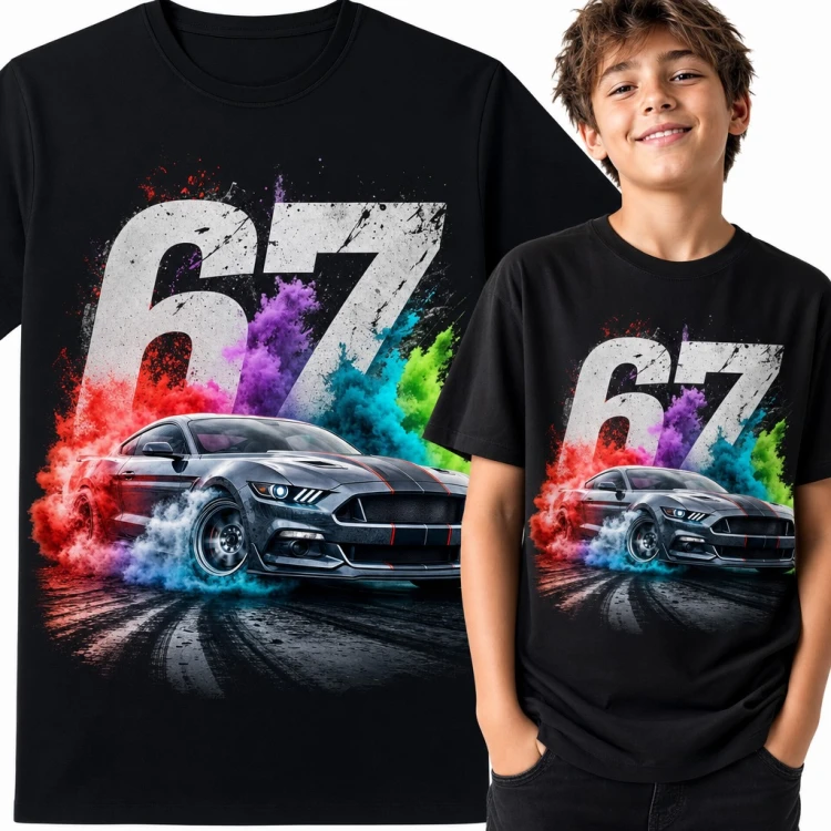 Koszulka chłopięca „67” - sportowe auto w driftowym kolorowym dymie