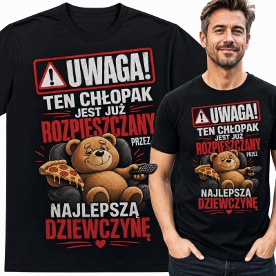Koszulka męska z misiem, pizzą i pilotem oraz napisem „Uwaga! Ten chłopak jest już rozpieszczany przez najlepszą dziewczynę” - humor dla par