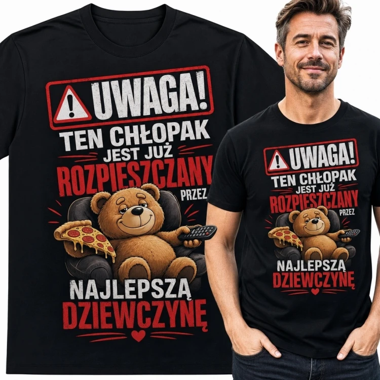 Koszulka męska z misiem, pizzą i pilotem oraz napisem „Uwaga! Ten chłopak jest już rozpieszczany przez najlepszą dziewczynę” - humor dla par