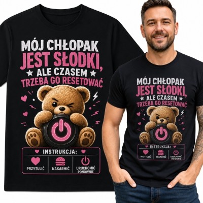Koszulka męska z misiem i napisem „Mój chłopak jest słodki, ale czasem trzeba go resetować” - partnerski humor