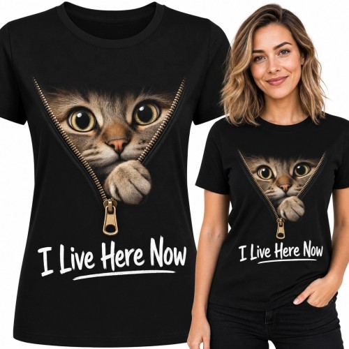 Koszulka damska z kotem wyglądającym zza graficznego zamka i napisem „I Live Here Now”