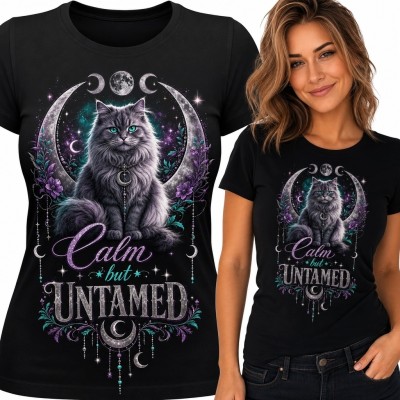 Koszulka damska z kotem i księżycem „Calm but Untamed” - mistyczny wzór