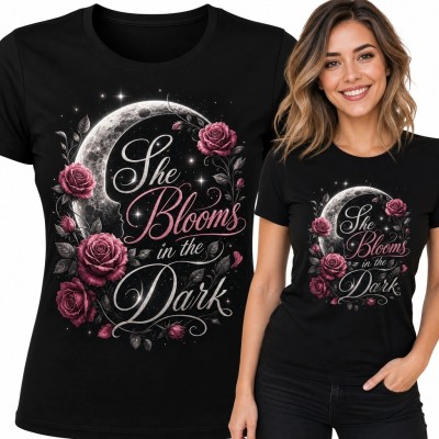 Koszulka damska z różami i półksiężycem „She Blooms in the Dark” - gotycki motyw
