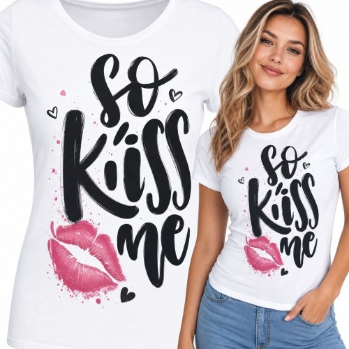 Koszulka damska z motywem ust i napisem „So Kiss Me” - romantyczny nadruk