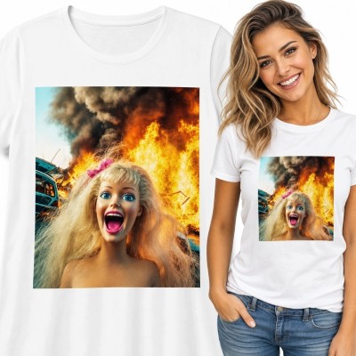 Koszulka damska z surrealistycznym nadrukiem blondynki na tle pożaru - czarny humor