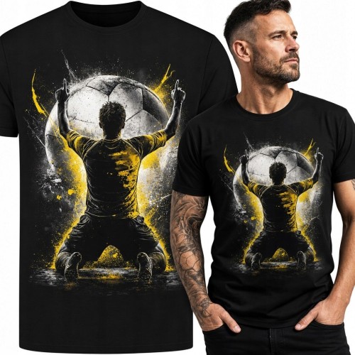 Koszulka męska z piłkarzem i wielką piłką nożną - sportowy motyw triumfu