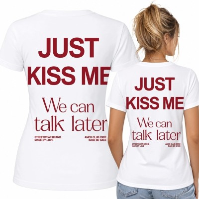 Koszulka damska z nadrukiem na plecach „Just Kiss Me” - flirtujące hasło