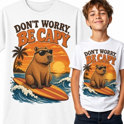 Koszulka chłopięca z kapibarą na desce „Don't Worry Be Capy” - wakacyjny nadruk