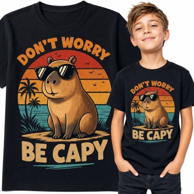 Koszulka chłopięca z kapibarą „Don’t worry, be capy” - tropikalny motyw retro