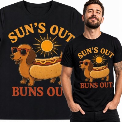 Koszulka męska z jamnikiem w stylu hot doga „Sun’s Out Buns Out” - wakacyjny humor