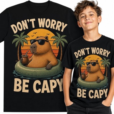 Koszulka chłopięca z kapibarą i napojem w dmuchanym kole „Don’t Worry Be Capy”