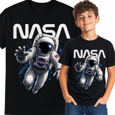Koszulka chłopięca „NASA” z astronautą lecącym wśród gwiazd