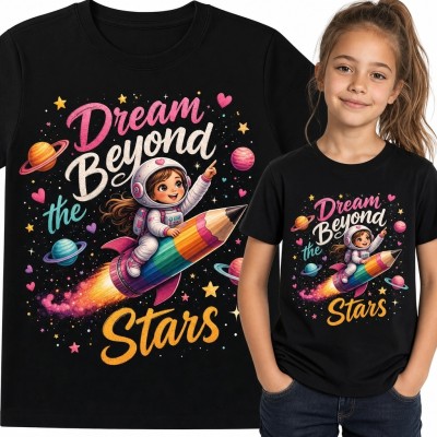 Koszulka dziewczęca z astronautką na tęczowej rakiecie w kształcie ołówka - „Dream Beyond the Stars”